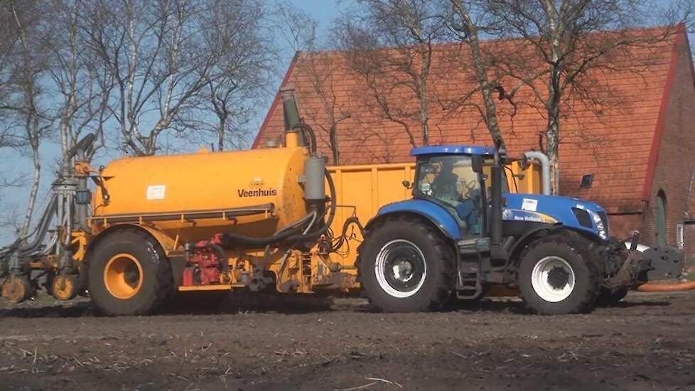 Schepers met New Holland T7060 en Veenhuis 14 kuubs - Trekkerweb