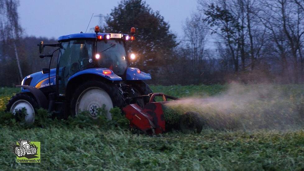 Highspeed klepelen New Holland T6010 met KUHN BNG 310 - Trekkerweb