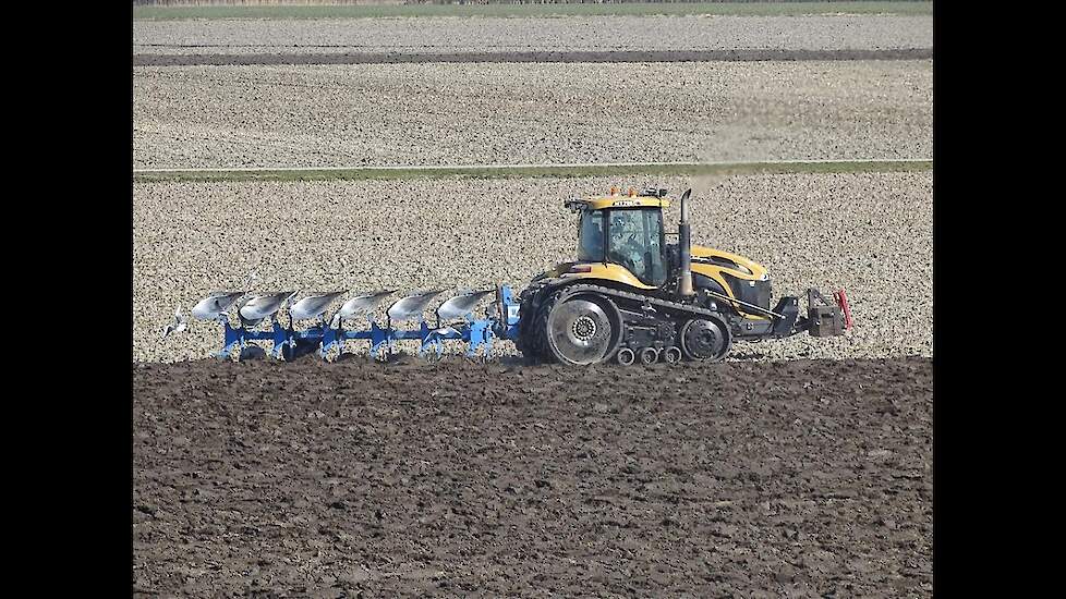 ERF BV aan het ploegen met de Challenger MT765C Trekkerweb Lemken onland