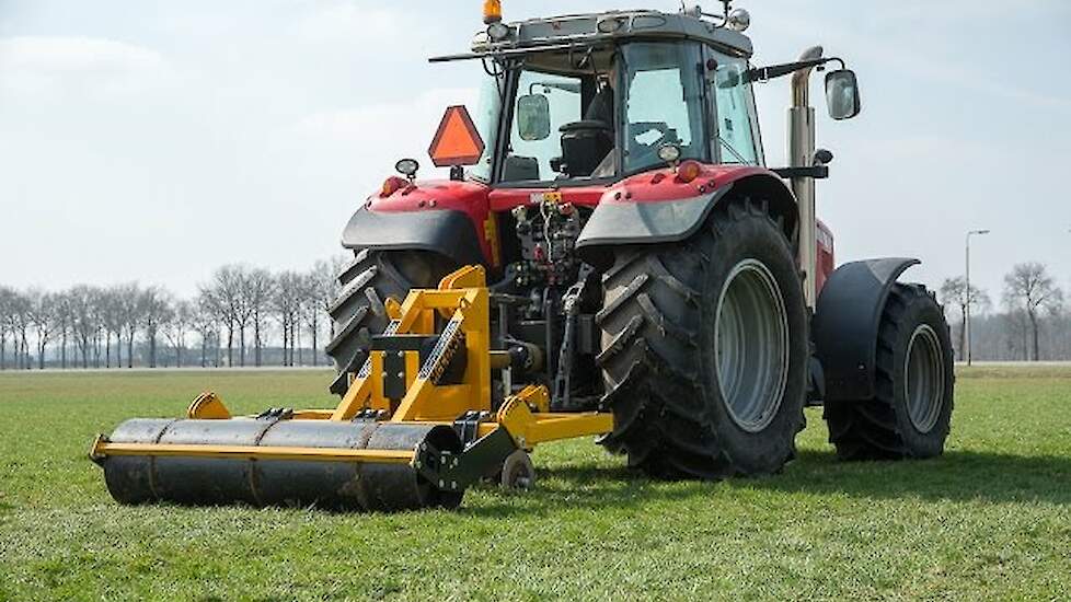 McConnel grasland-cultivator op een perceel met wisselende bodemstructuur in Raalte Trekkerweb