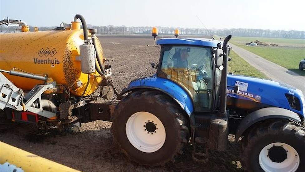 New Holland T7.235 Loonbedrijf B Scheper BV uit Westerbork aan het mestinjecteren trekkerweb