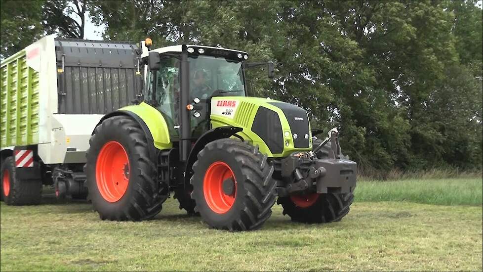 Claas Cargos opraapwagen en Claas Axion Trekkerweb