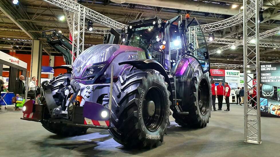 Valtra Unlimited  T174 met Agribumper  Lamma show