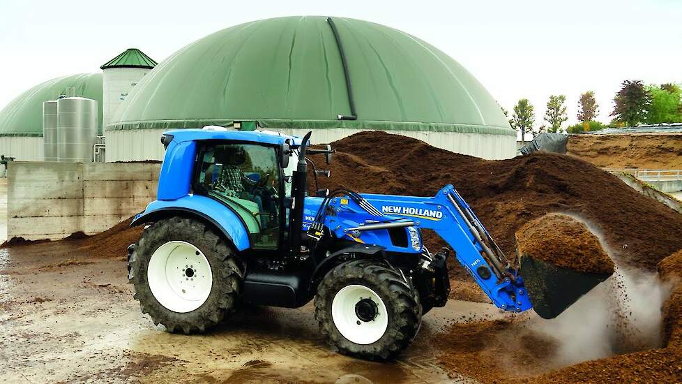 De New Holland T6.180 Methaan trekker in actie met Stoll voorladerTrekkerweb