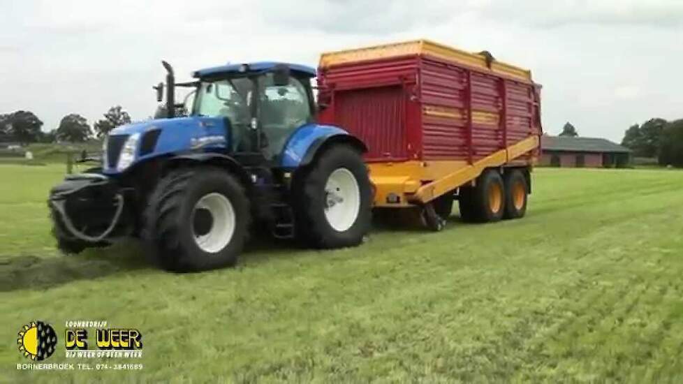 Loonbedrijf De Weer ruimt gauw nog even het gras op voor de komende maïsoogst Trekkerweb