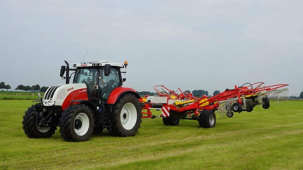 Steyr 6160 CVT met Pöttinger vier elements zwad hark de Top 1252 C s-line Trekkerweb