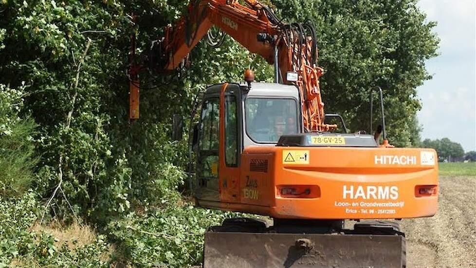 Hitachi ZX 130W van loonbedrijf Harms uit Erica bomen snoeien Trekkerweb