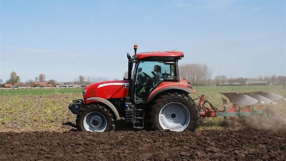 McCormick X6.430 net afgeleverd en meteen aan het ploegen! Trekkerweb