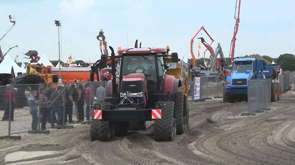 Case-IH Puma 230 CVX met Zuidberg rupsen tracks aan het dumperen Trekkerweb