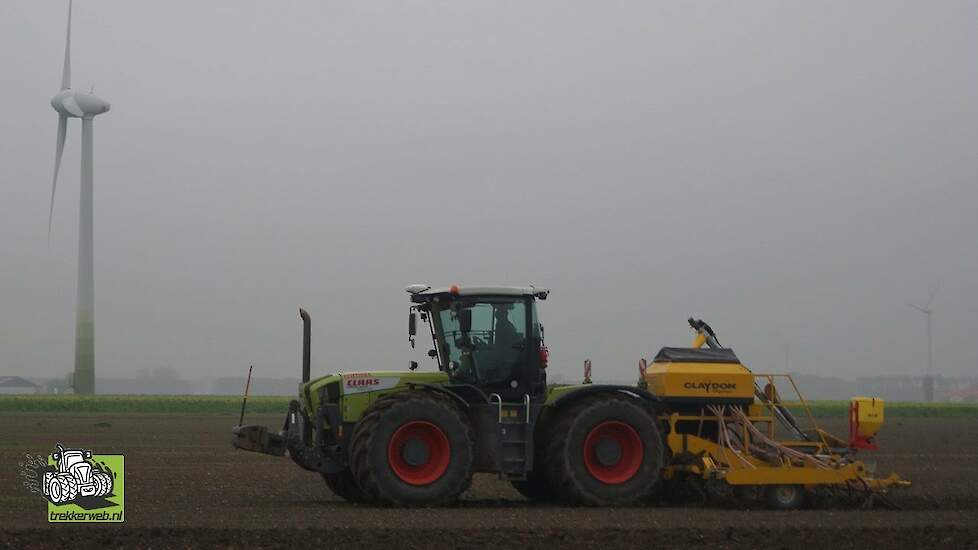 Claas Xerion 3800 met Claydon Hybrid van Loonbedrijf Geertsema wintertarwe zaaien Trekkerweb