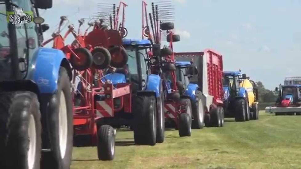 New Holland blauw en Lely rood bij De Blaauw grasland demodag Trekkerweb