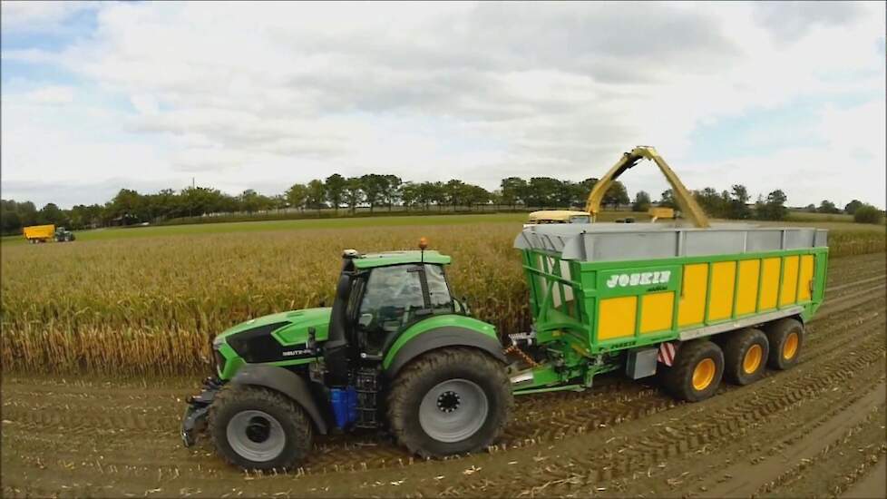 Deutz 9340 met AGRIbumper en Joskin Drakkar in de maïs Trekkerweb