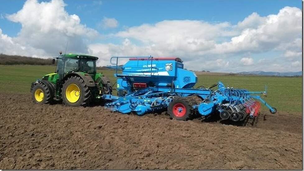 John Deere 7310R Lemken Compact Solitair 9 Hennep Roemenië voor HempFlax Trekkerweb