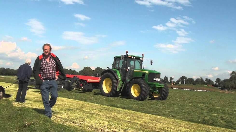 Laatste snede gras in Friesland aan de kant met Vicon Andex 1254 Trekkerweb