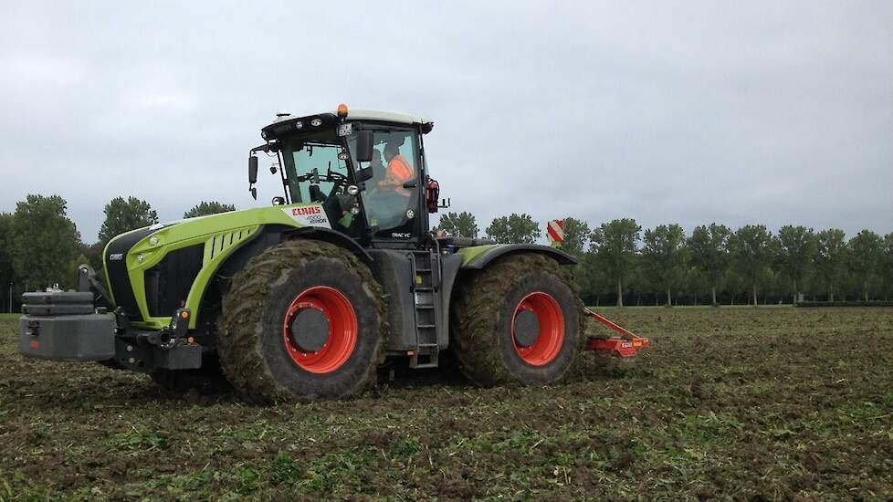 Claas Xerion 4000 in de Flevopolder met Evers Batak 5 poots woeler Trekkerweb