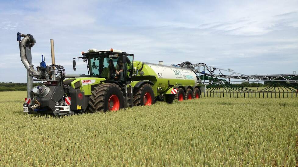 Tarwe overbemesten met drijfmest door SGT in Engeland Claas Xerion 36 meter Trekkerweb