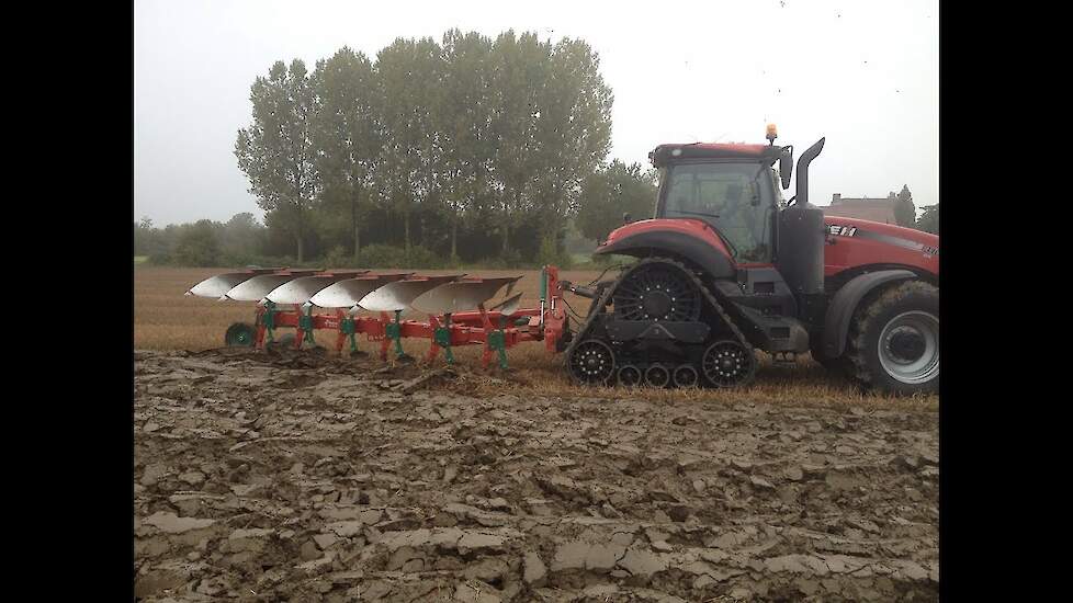 Ploegen zonder slip Case IH Magnum RowTrac 310 CVX Kverneland 6 schaar ploeg Trekkerweb