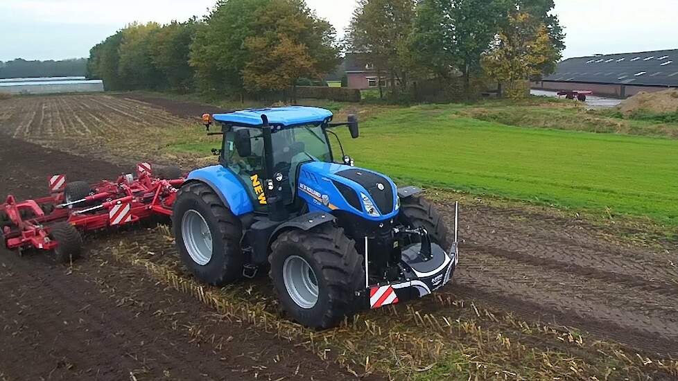 New New Holland T7.230 Tier 4B met Horsch Joker 6 RT in de maïsstoppel Trekkerweb