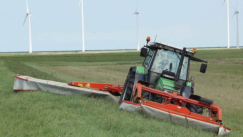 Mowing Dutch dikes Deutz-Fahr Agrostar 6.08