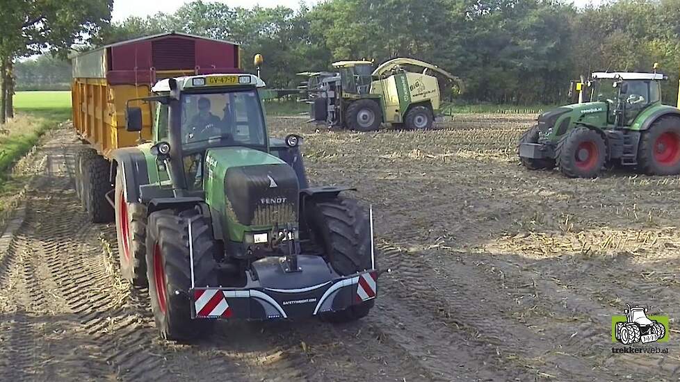 Zichtbaar op weg tijdens de maïsoogst Trekkerweb verkeer tractorbumper