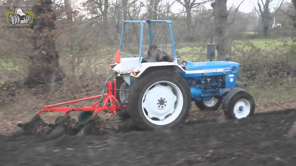 Ford 4600 drieschaar Kverneland rondgaande  ploeg  Trekkerweb Doornbos loonwerk