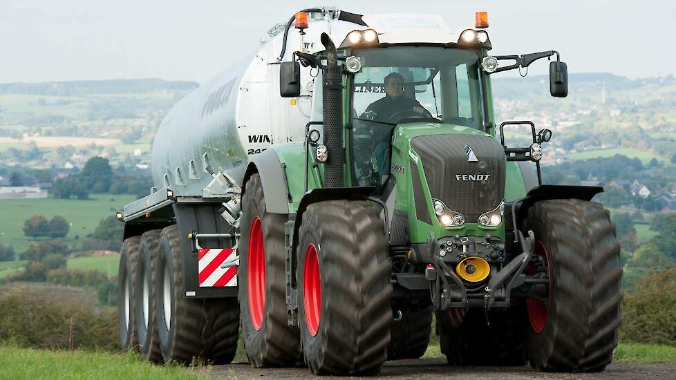 De Joskin Euroliner mesttank met drie assen en hydraulische vering