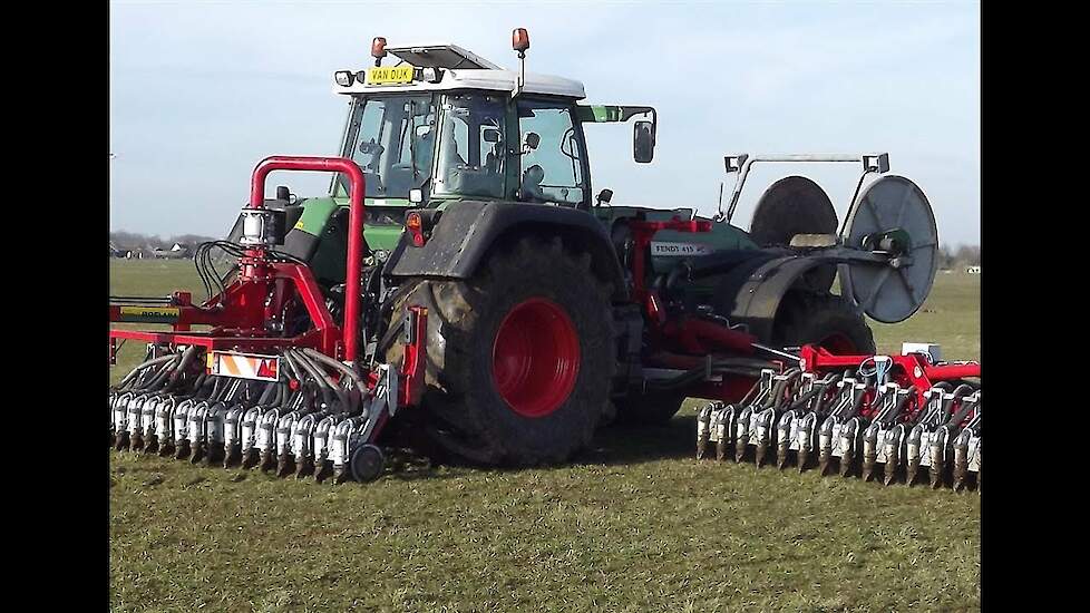 Loonbedrijf A.J. van Dijk met Roelama bemester rondom een Fendt 415 gebouwd trekkerweb