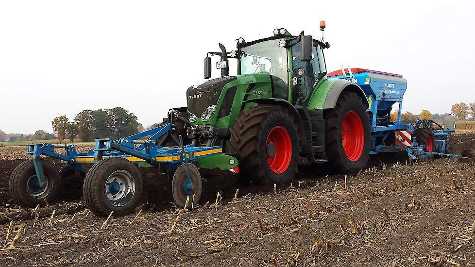 Fendt 826 met front-cultivator en Lemken compact Solitair 9 en 1.100kg AGRIbumper Trekkerweb