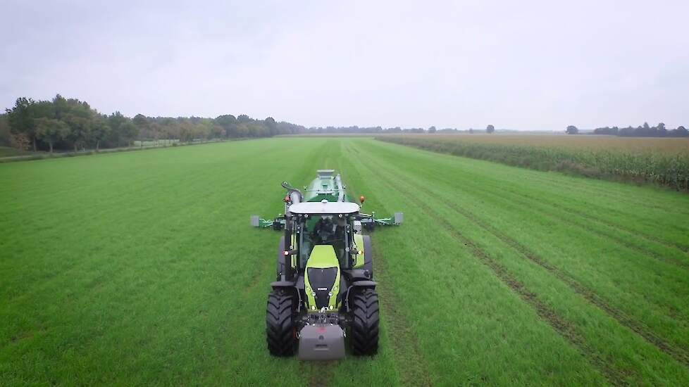 Claas Axion 870 met Samson PG II 20 grasland injecteren Trekkerweb