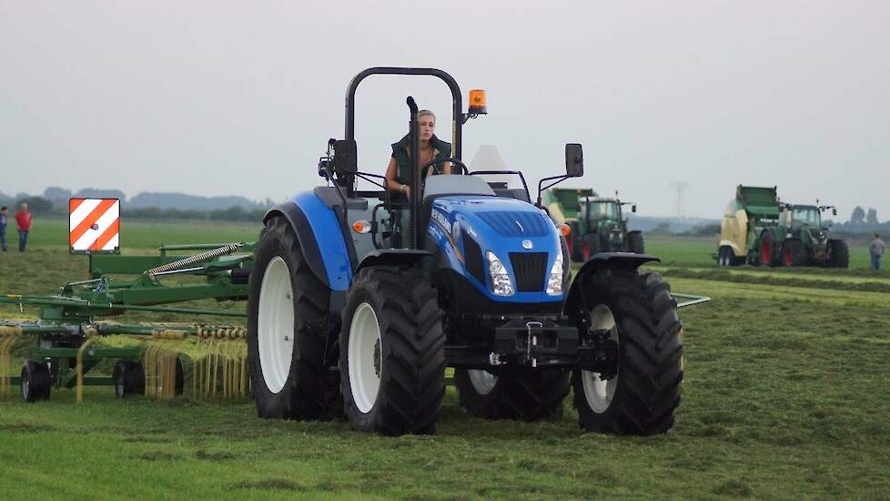 De schudders en harken bij Krone graslanddemo in Oldeboorn (Aldeboarn) Friesland Trekkerweb