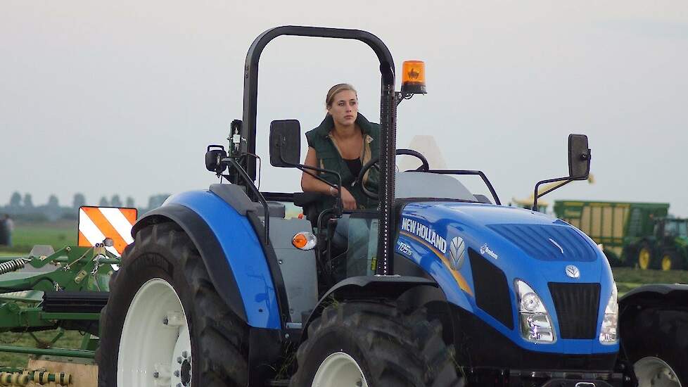 Miss Boerin 2016 Jildau ervaren trekkerchauffeur boerinnenkalender Trekkerweb