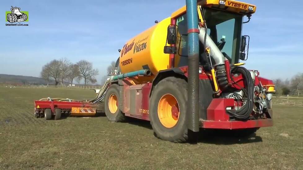 Loonbedrijf Vriesen met Vredo VT2516 grasland bemesten Trekkerweb