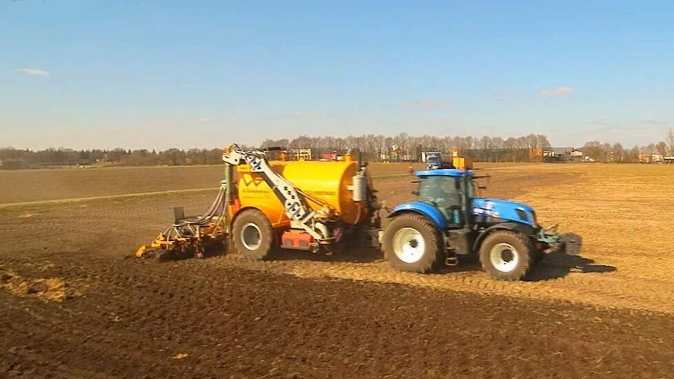 New Holland T7.235 en Veenhuis hondegang enkelas mesttank van 14m3 Trekkerweb