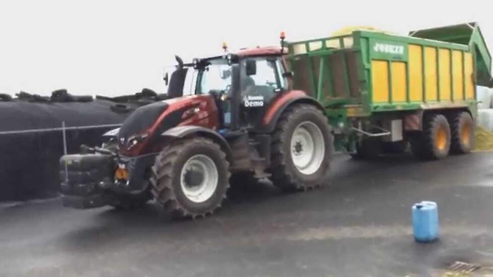 Marmix demo Valtra T194 Versu met de nieuwe Joskin Drakkar  Trekkerweb