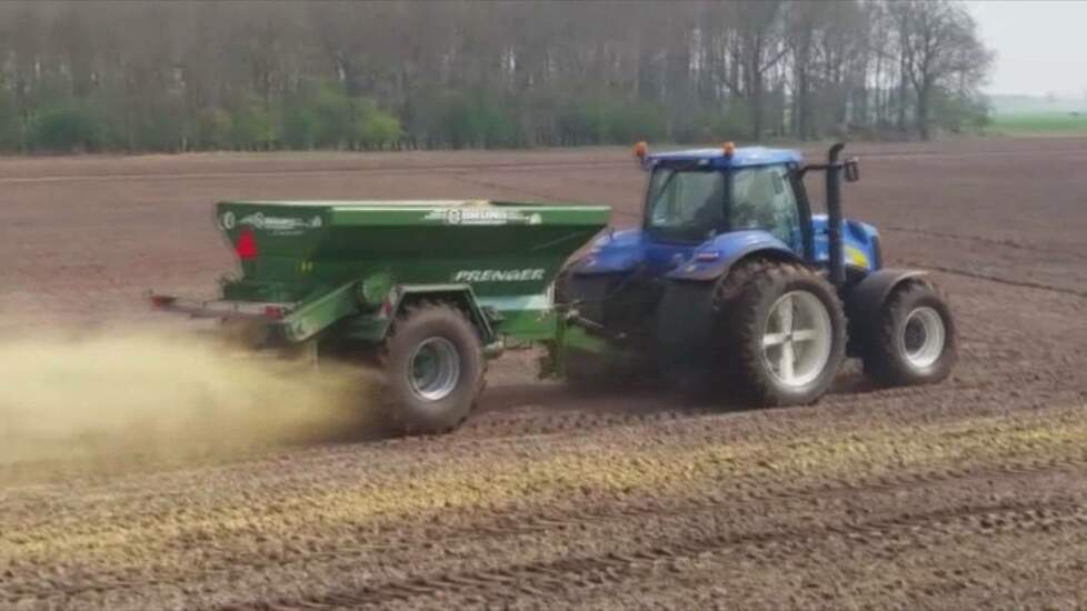 Loonbedrijf Prenger uit Gramsbergen aan het Kalk strooien Trekkerweb