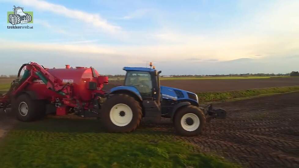 New Holland T8.330 en Schuitemaker Robusta bouwland injecteren Trekkerweb