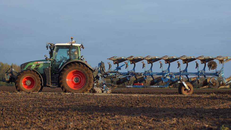 Ploegen met Lemken VariTansanit 8 een 7 schaar wentelploeg en Fendt Vario 718 Trekkerweb