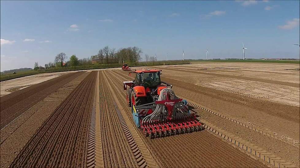 Oranje Kubota trekkers mogen natuurlijk niet ontbreken op Koningsdag Trekkerweb