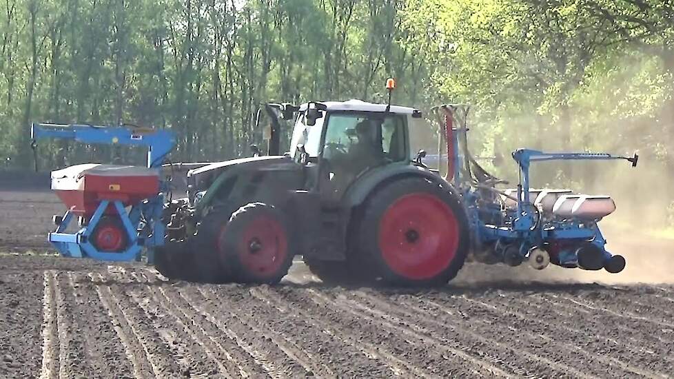 FENDT 718 VARIO MAIS ZAAIEN MET MONOSEM 8 RIJER