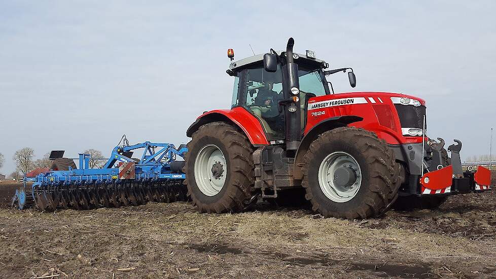 Massey Ferguson 7624 Dyna-VT aan de AGRIbumper 800kg met Lemken Rubin 9 schijveneg Trekkerweb