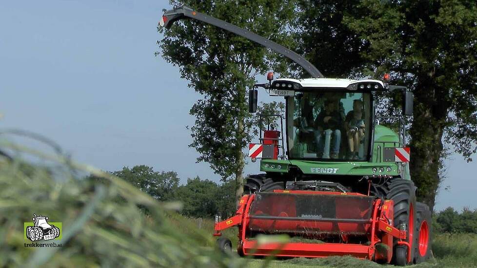 Fendt Katana 65 in het gras bij Loonbedrijf Roelofs uit Lemelerveld Trekkerweb