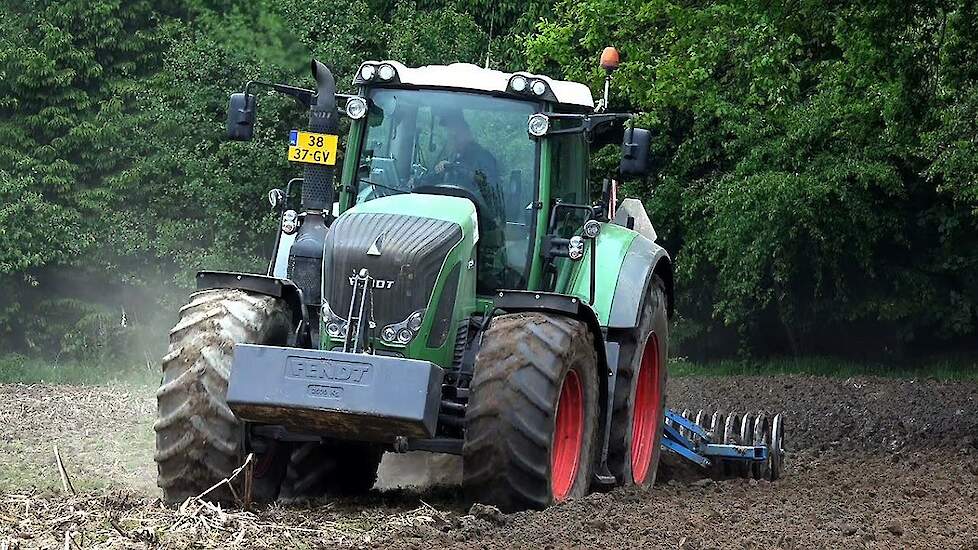 Ploegen met Lemken en meststrooien met Strautmann en Fendt power Trekkerweb