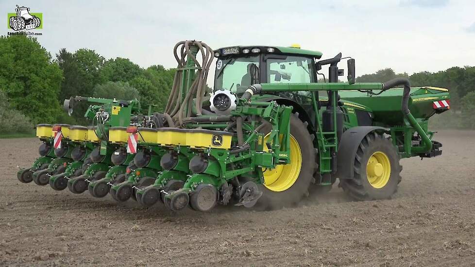 Nieuw van John Deere maïszaaimachine de 1725 NT en John Deere FT 180 fronttank Trekkerweb  sowing