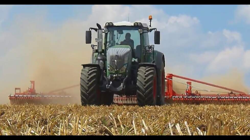 Güttler Magnum 1240 wals en Fendt 824 in de stoppelbewerking Trekkerweb