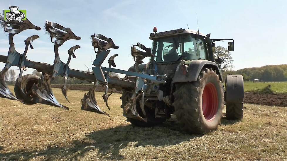 Fendt 920 met Lemken 5 schaar wentelploeg met strokenristers grasland ploegen Trekkerweb