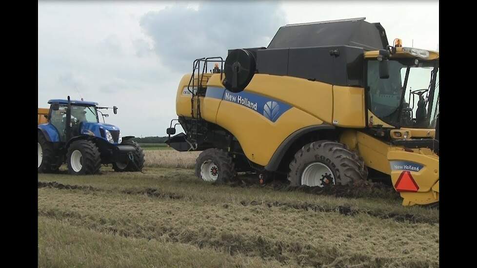 New Holland CX760 vast in de modder / stuck in mud - Trekkerweb.nl