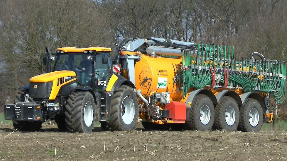 JCB Fastrac 8310 testen voor Veenhuis 30 kuub Trekkerweb Terhuf agrarservice