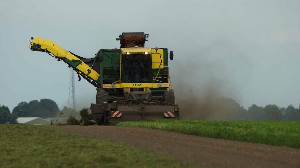 Wortels rooien met Ploeger - Trekkerweb.nl