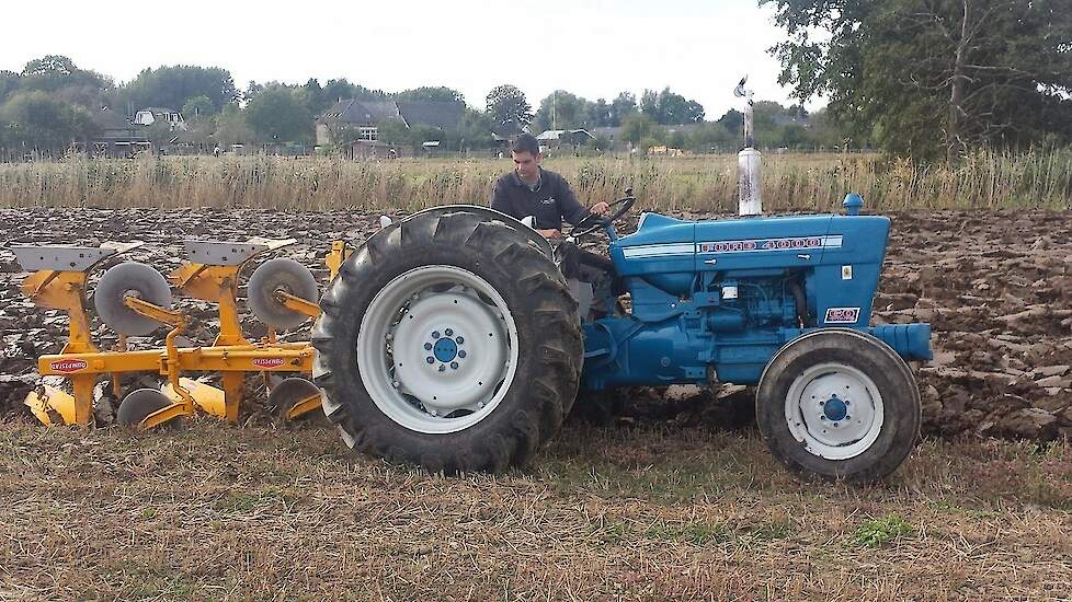 Ford 4000 heeft het zwaar in de zware klei met Rumpstad Trekkerweb