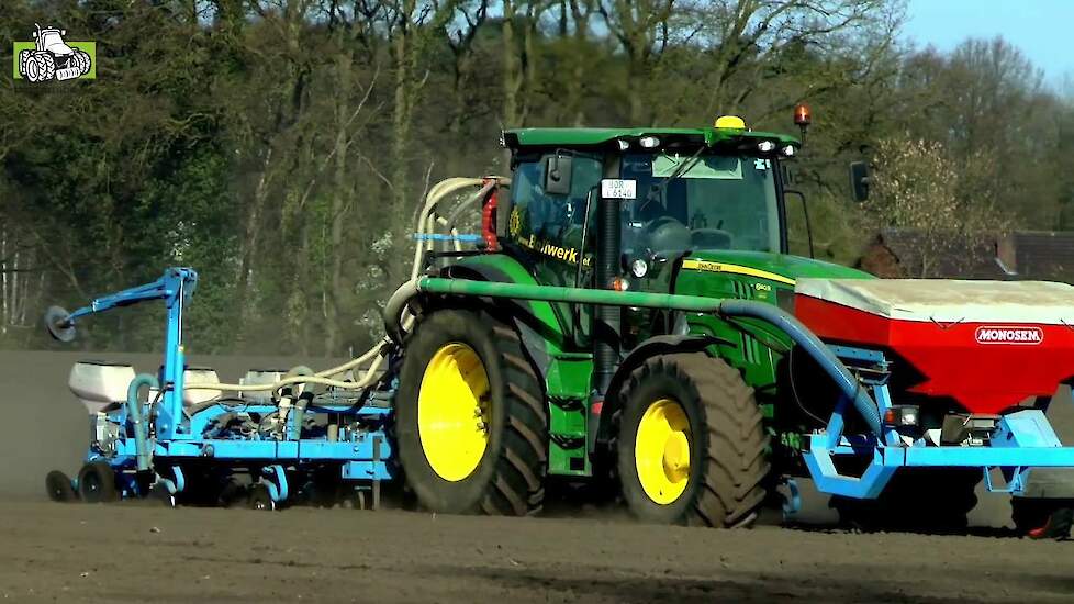 John Deere 6140R met Monosem 8 rijer aan het maïszaaien Trekkerweb